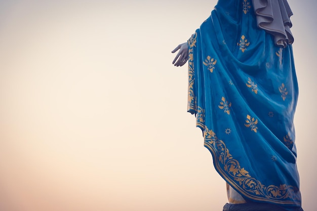 Lage hoek van het beeld van de Maagd Maria tegen een heldere lucht