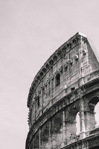 Lage hoek van het Colosseum tegen de lucht