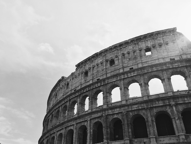 Foto lage hoek van het colosseum