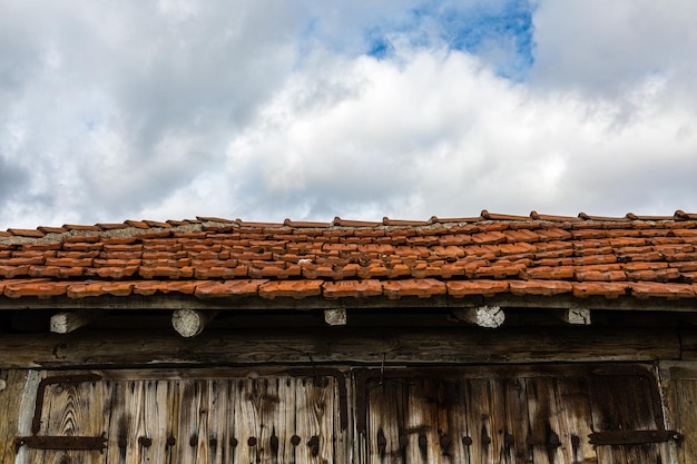 Foto lage hoek van het dak van het gebouw tegen de lucht