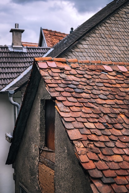 Lage hoek van het dak van het huis tegen de lucht