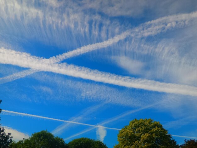 Foto lage hoek van het damppad in de blauwe lucht