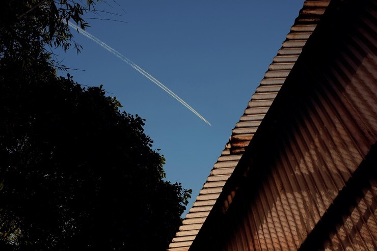 Foto lage hoek van het damppad tegen de blauwe hemel