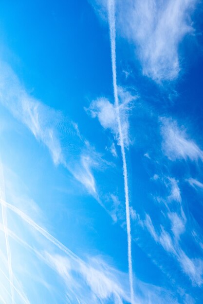 Foto lage hoek van het dampspoor in de lucht