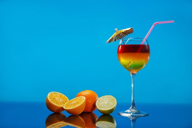 Foto lage hoek van het drankje op tafel tegen de blauwe hemel