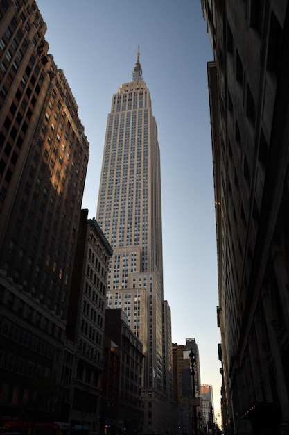 Lage hoek van het empire state building in de stad