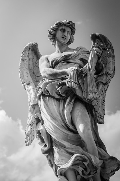 Lage hoek van het engelenbeeld tegen de lucht
