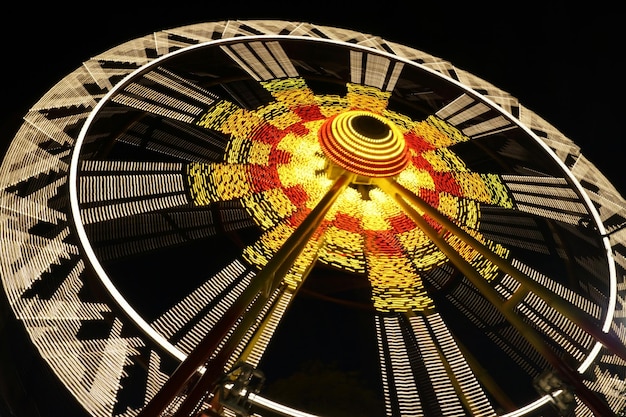 Foto lage hoek van het enorme verlichte reuzenrad 's nachts