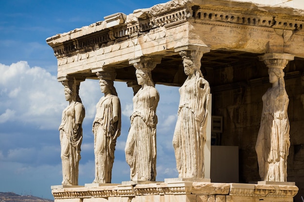 Lage hoek van het erectheum tegen de lucht