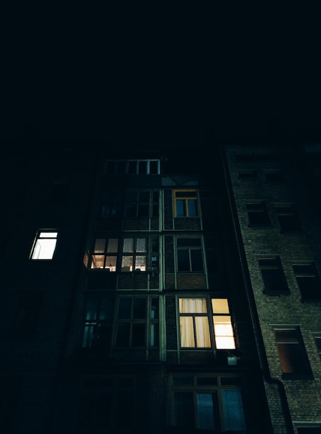 Foto lage hoek van het gebouw's nachts