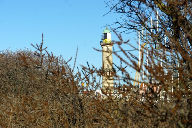 Foto lage hoek van het gebouw tegen de blauwe hemel