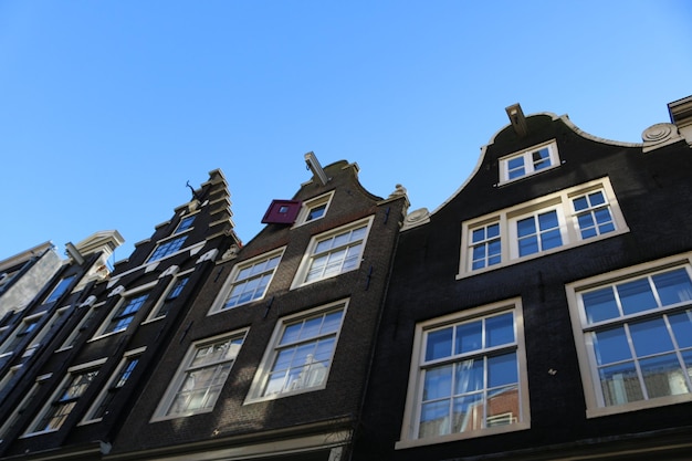 Foto lage hoek van het gebouw tegen de blauwe hemel