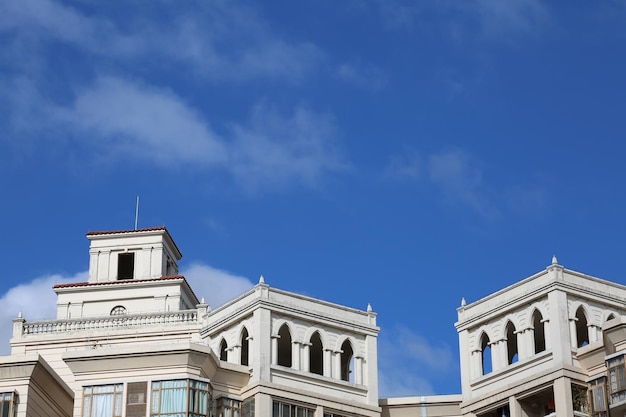 Lage hoek van het gebouw tegen de blauwe hemel