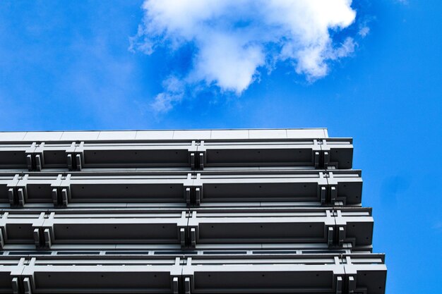 Foto lage hoek van het gebouw tegen de blauwe hemel