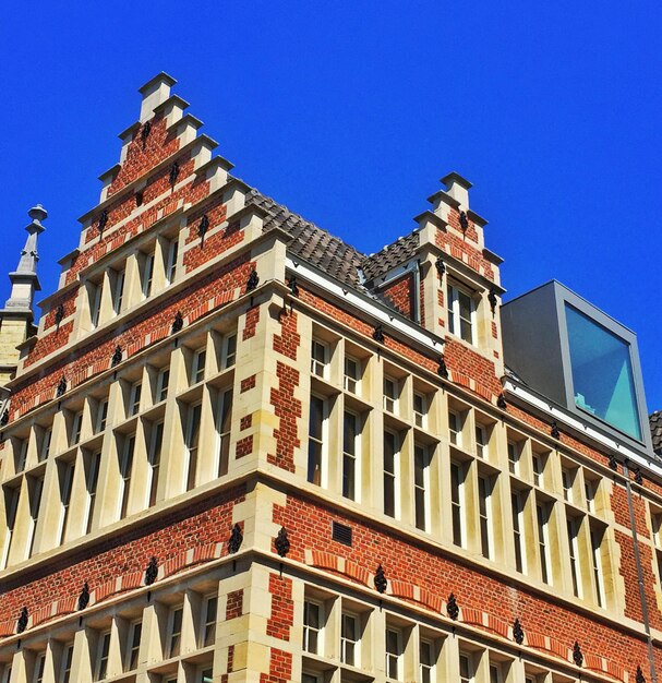 Foto lage hoek van het gebouw tegen de blauwe hemel