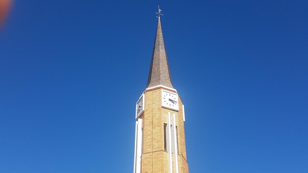 Foto lage hoek van het gebouw tegen de blauwe hemel