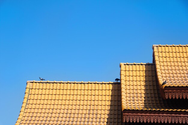 Lage hoek van het gebouw tegen de blauwe hemel