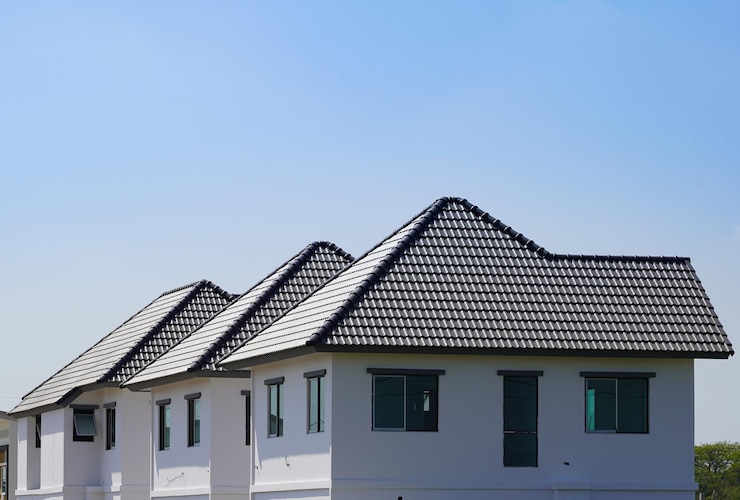 Foto lage hoek van het gebouw tegen de blauwe hemel