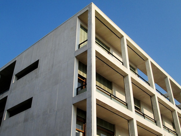 Lage hoek van het gebouw tegen de blauwe hemel