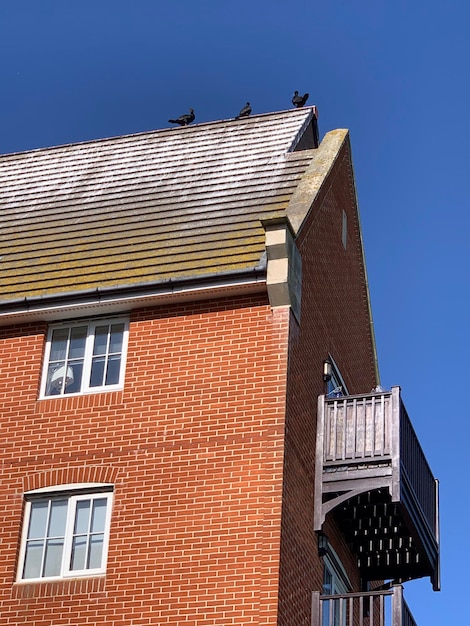 Foto lage hoek van het gebouw tegen de blauwe hemel