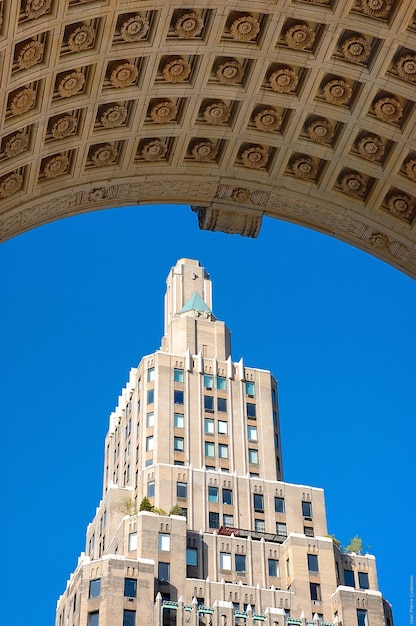 Lage hoek van het gebouw tegen de heldere blauwe lucht in het Washington Square Park