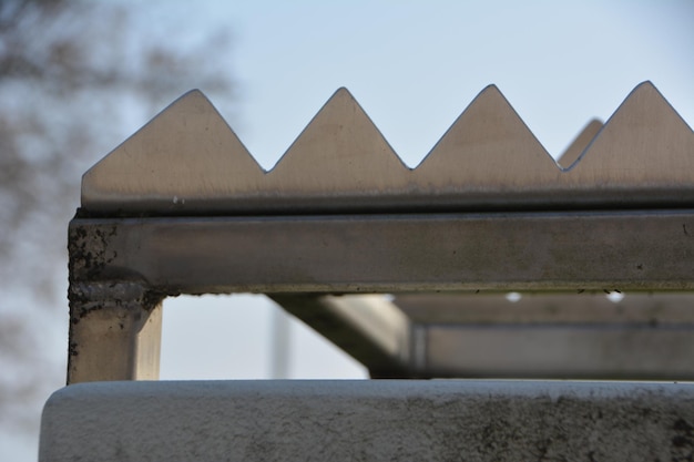 Lage hoek van het gebouw tegen de lucht