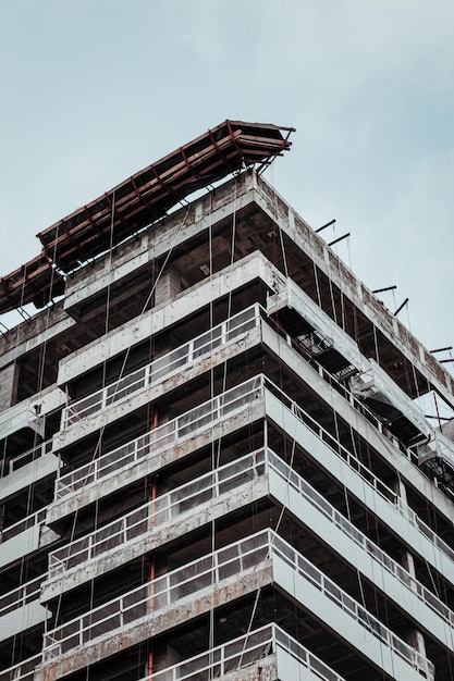Lage hoek van het gebouw tegen de lucht