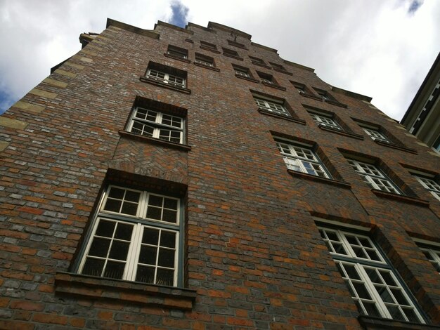 Foto lage hoek van het gebouw tegen de lucht