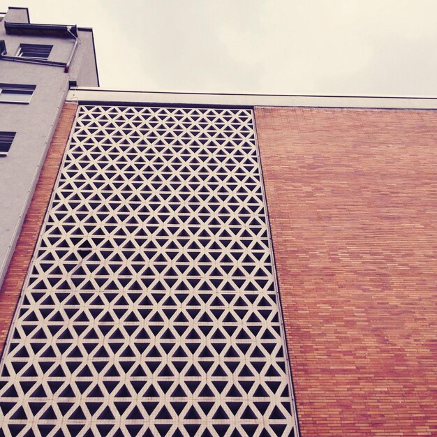 Lage hoek van het gebouw tegen de lucht