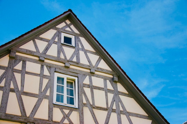 Lage hoek van het gebouw tegen de lucht