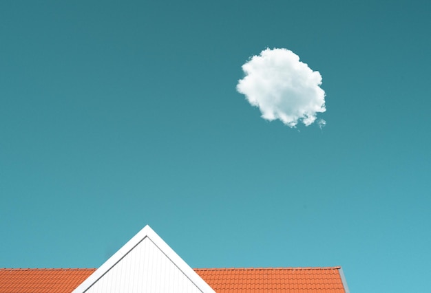 Lage hoek van het gebouw tegen de lucht
