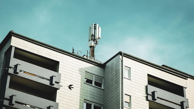 Lage hoek van het gebouw tegen de lucht