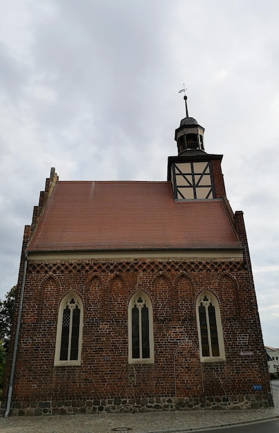 Lage hoek van het gebouw tegen de lucht