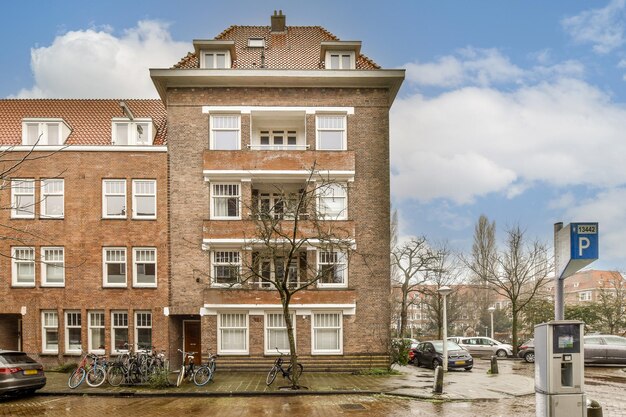 Foto lage hoek van het gebouw tegen de lucht