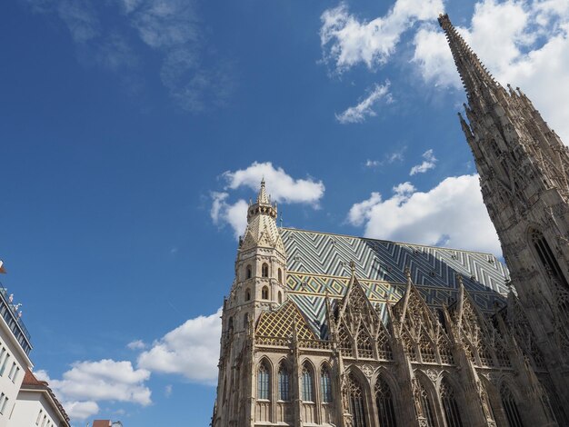 Lage hoek van het gebouw tegen de lucht