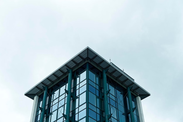 Lage hoek van het gebouw tegen de lucht