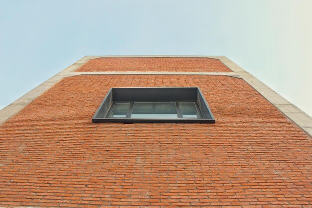 Foto lage hoek van het gebouw tegen de lucht