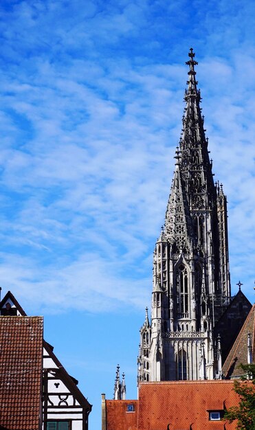 Foto lage hoek van het gebouw tegen de lucht