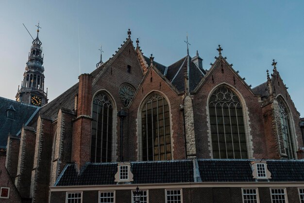 Foto lage hoek van het gebouw tegen de lucht