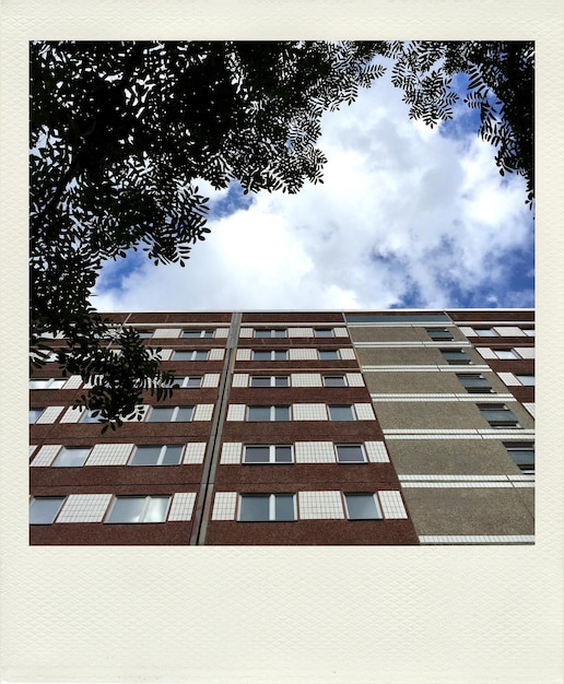 Foto lage hoek van het gebouw tegen de lucht