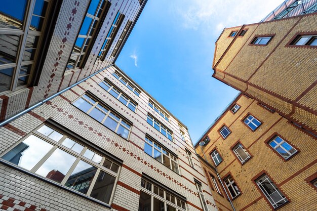 Lage hoek van het gebouw tegen de lucht