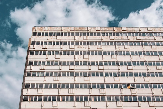 Lage hoek van het gebouw tegen de lucht