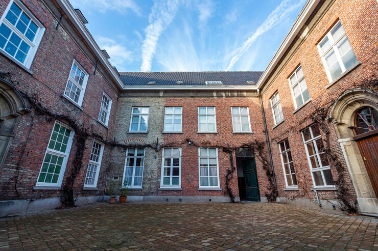 Foto lage hoek van het gebouw tegen de lucht