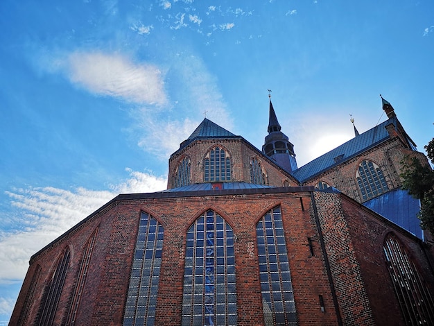 Foto lage hoek van het gebouw tegen de lucht