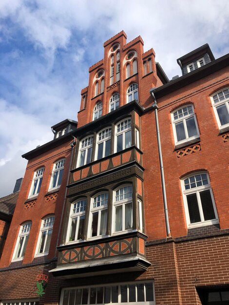 Foto lage hoek van het gebouw tegen de lucht