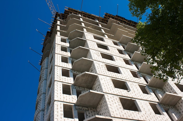 Foto lage hoek van het gebouw tegen de lucht