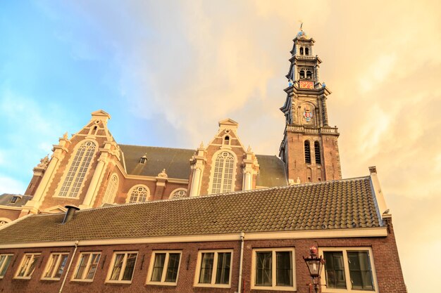 Foto lage hoek van het gebouw tegen de lucht