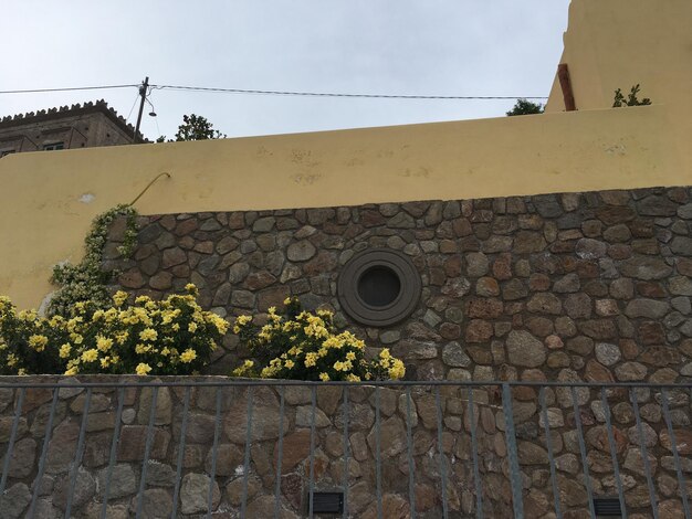 Foto lage hoek van het gebouw tegen de muur