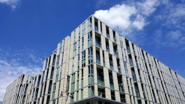Lage hoek van het gebouw tegen een bewolkte lucht