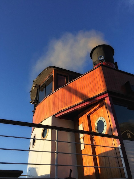 Lage hoek van het gebouw tegen een bewolkte lucht